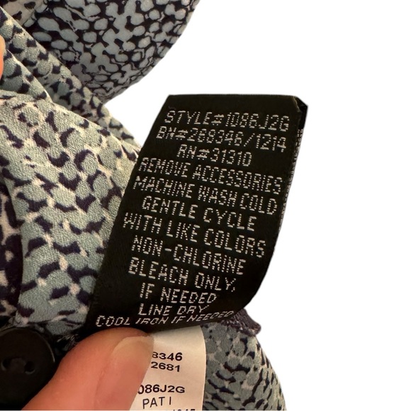 Women’s—IZ Buyer Three Quarter Sleeve V-Neck Blouse With Stripes & Lace. Size M. - Picture 6 of 6